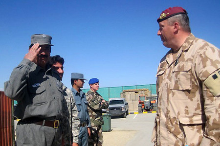 Z návštěvy generálů Opaty a Ložka u vojenských policistů ve Wardaku 4