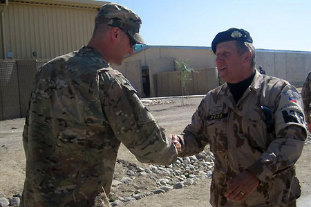 Z návštěvy generálů Opaty a Ložka u vojenských policistů ve Wardaku 5