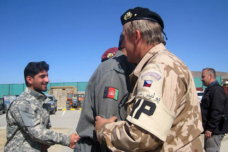 Z návštěvy generálů Opaty a Ložka u vojenských policistů ve Wardaku 6