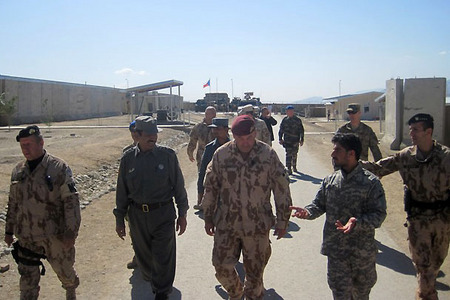 Z návštěvy generálů Opaty a Ložka u vojenských policistů ve Wardaku 7