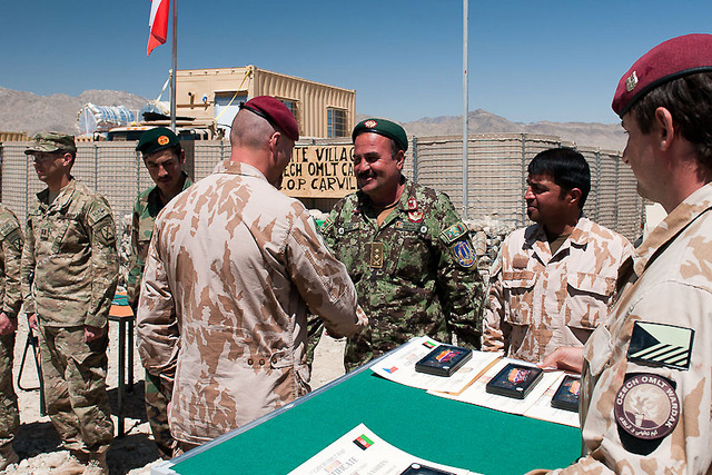 Předání ocenění veliteli afghánského kandaku
