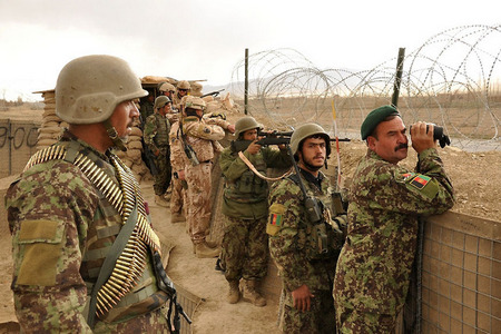 Společná patrola ve Wardaku: Vojáci nejdřív uvízli v bahně, pak odrazili útok nepřítele