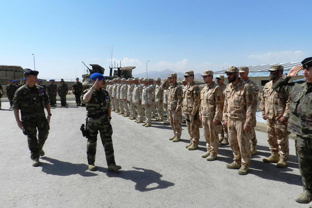 Plk. Herrmann (vpravo) vzdává hold české jednotce při předání jeho funkce