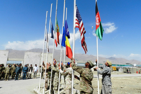 Vztyčování vlajek zastoupených národů na ITC při předání funkce velitele ITC