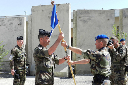 Plk. Herrmann (vpravo) předává prapor velitele ITC