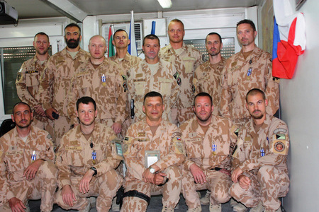 3. VJVP po udělení slavnostních medailí ISAF společně s velitelem 5. ÚU plk. Štochlem