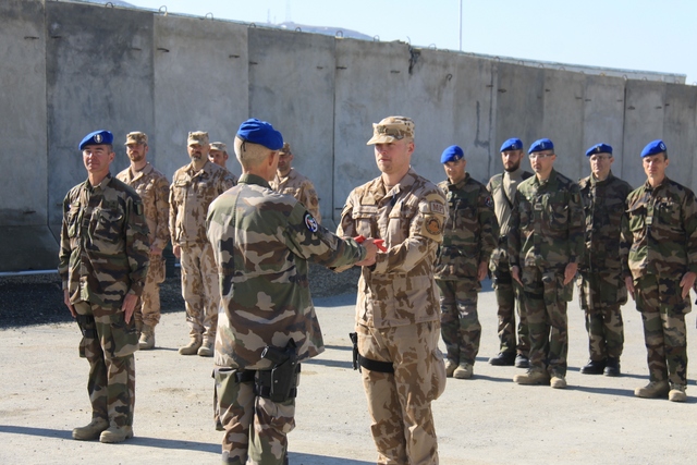 Předání české vlajky velitelem ITC plukovníkem Delcambrem veliteli 4. VJVP kapitánu Wojnarovi symbolicky ukončilo operační úkol české jednotky