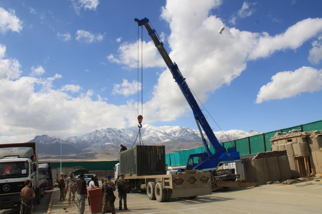 Nakládání kontejneru se služebním materialem 4. VJVP před odjezdem posledního konvoje