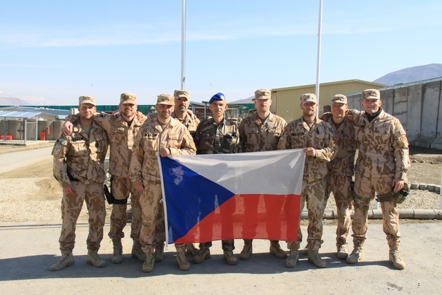 Společná fotografie 4. VJVP s francouzským velitelem mezinárodního výcvikového centra plukovníkem Delcambrem