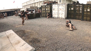 Ukázka členů jednotky Guardian Angels při výcviku CLS (Combat Life Saver, první pomoc v polních podmínkách)