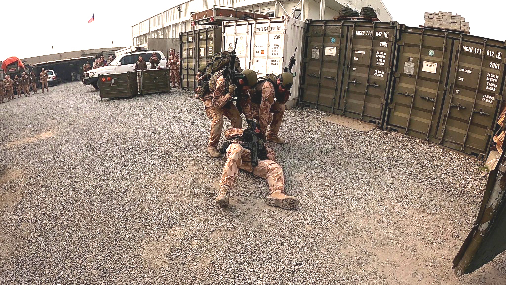 Ukázka členů jednotky Guardian Angels při výcviku CLS (Combat Life Saver, první pomoc v polních podmínkách)