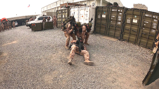 Ukázka členů jednotky Guardian Angels při výcviku CLS (Combat Life Saver, první pomoc v polních podmínkách)