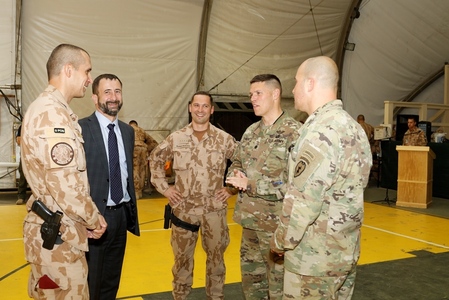 Neformální rozhovor českých a amerických velitelů s velvyslancem ČR v Afghánistánu Petrem Štěpánkem