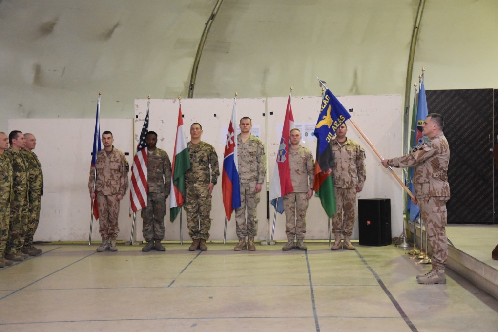 Slavnostní nástup k ukončení činnosti 311. mezinárodní letecké poradní letky (Air Expeditionary Advisory Squadron, AEAS a české 24. jednotky leteckého poradního týmu (AAT - Air Advisory Team)