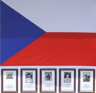 Další pohled na pietní místo připomínající vojáky české strážní roty, kteří před třemi roky padli v Afghánistánu