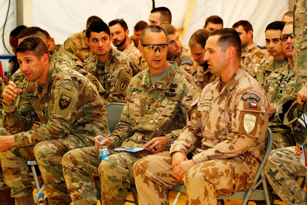 Velitel amerických vojsk v Afghánistánu generálmajor Quintas hovoří s velitelem 9. strážní roty kapitánem Rostásem