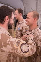 Velitel roty předává medaili NATO Non Article 5