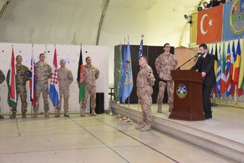 Slavnostní nástup zahájil projevem český velvyslanec v Afghánistánu Petr Štěpánek.