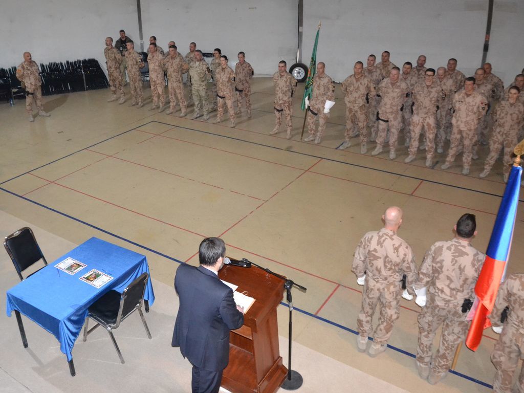 Nastoupení vojáci při projevu velvyslance České republiky v Afghánistánu Petra Štěpánka.