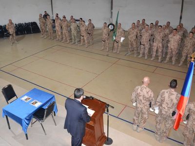 Nastoupení vojáci při projevu velvyslance České republiky v Afghánistánu Petra Štěpánka.