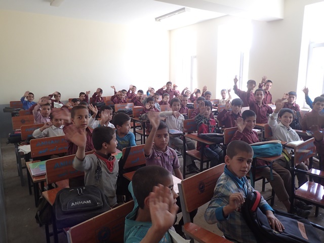 Afghánské děti děkují „Lemniskátě“ za jejich dary.