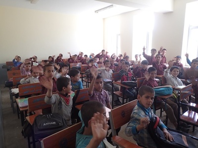 Afghánské děti děkují „Lemniskátě“ za jejich dary.