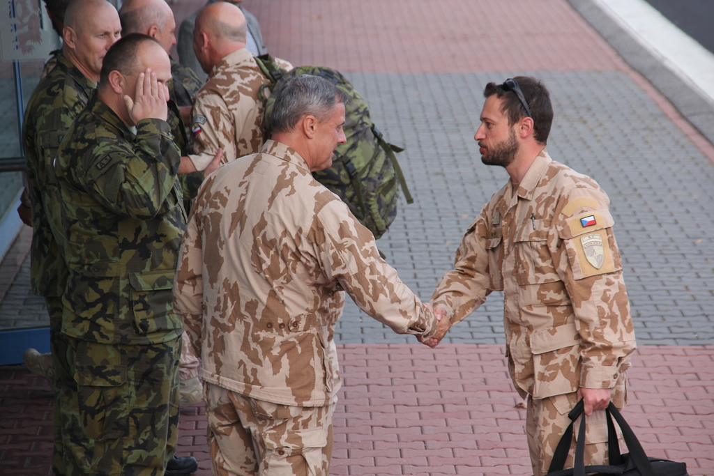 Ředitel Společného operačního centra MO generálmajor Jiří Verner a velitel 10. strážní roty BAF kapitán Viktor Patia.