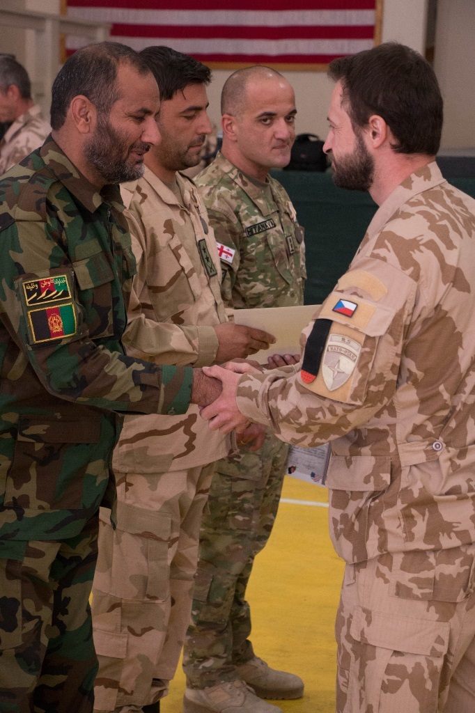 Medaile 10. strážní roty předávaná veliteli 5. praporu afghánské vojenské policie 