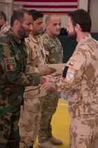 Medaile 10. strážní roty předávaná veliteli 5. praporu afghánské vojenské policie 