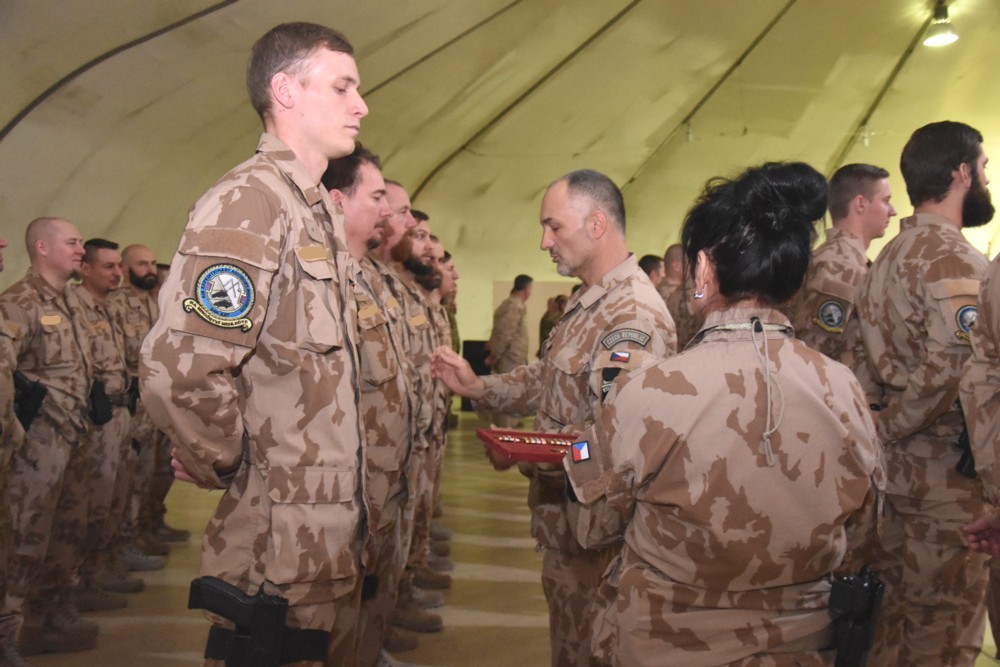 Během slavnostního nástupu předal velitel 18. úkolového uskupení RSM podplukovník František Vilím vybraným účastníkům nástupu pamětní medaile 18. ÚU