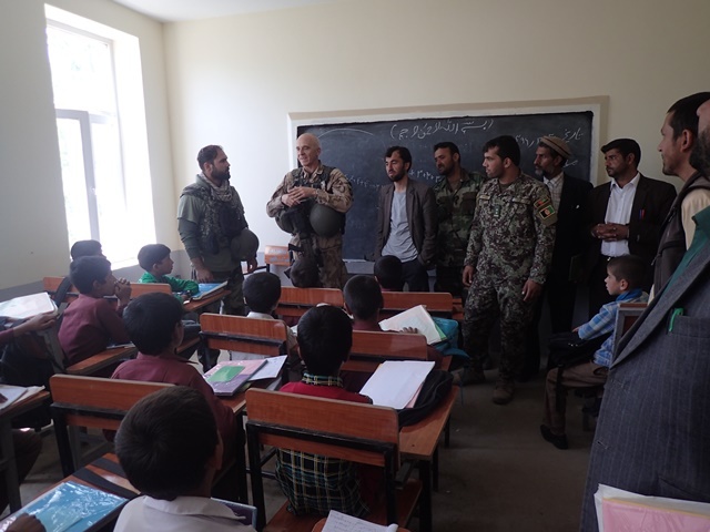 Plukovník Gabriel Kovács mluví s afghánskými školáky.