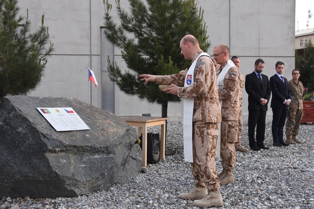  Památníku požehnali společně hlavní kaplan Armády České republiky plukovník Jaroslav Kníchal a hlavní kaplan velitelství Resolute Support kapitán Petr Šabaka