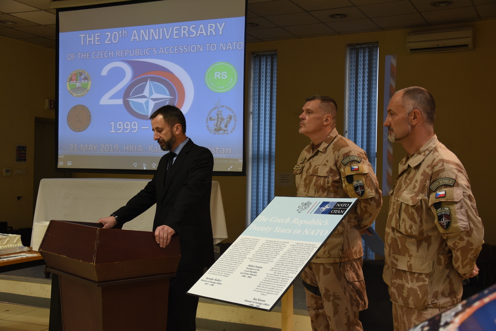  Výstavu k 20. výročí vstupu ČR do NATO zahájil projevem spoluorganizátor velvyslanec ČR v Afghánistánu Petr Štěpánek