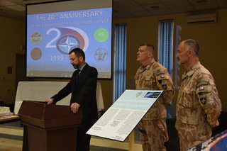  Výstavu k 20. výročí vstupu ČR do NATO zahájil projevem spoluorganizátor velvyslanec ČR v Afghánistánu Petr Štěpánek
