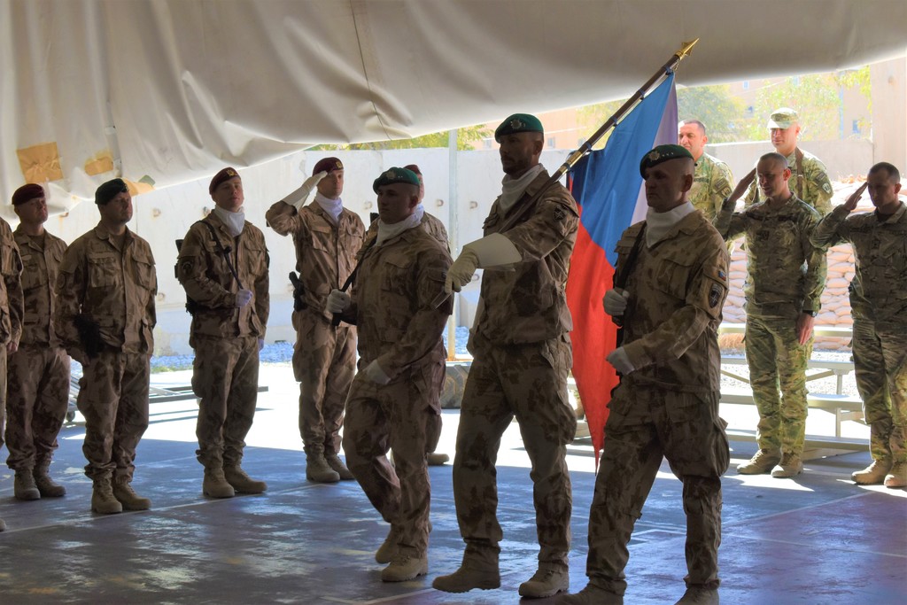 Ceremoniál zahájilo přinesení státní vlajky