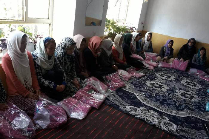 Spolek Berkat z.s. do Afghánistánu zasílá i deky, které jsou předávány potřebným, a to především chudým dětem a ženám.