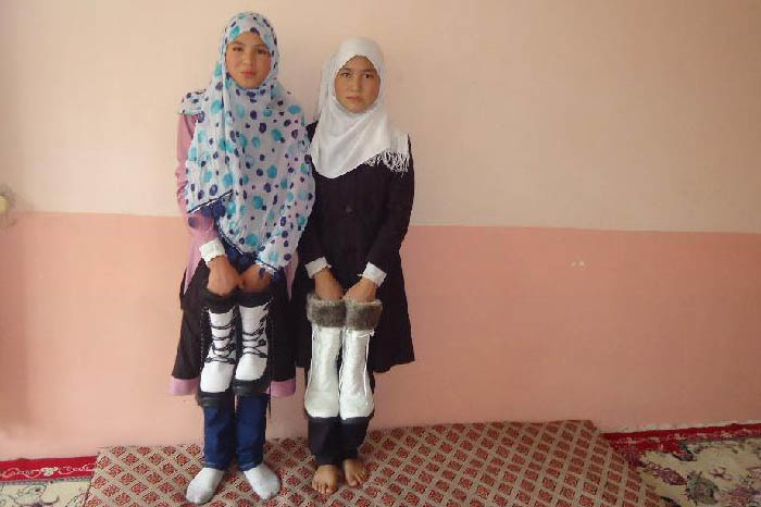 Afghánské dívky, které díky spolku Berkat z.s. dostaly zimní boty.