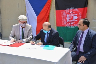 Čeští vojáci v Afghánistánu pomohli s předáním humanitárního daru