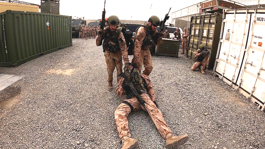 Ukázka členů jednotky Guardian Angels při výcviku CLS (Combat Life Saver, první pomoc v polních podmínkách)