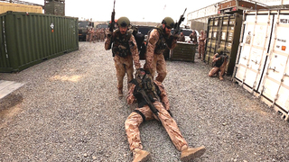 Ukázka členů jednotky Guardian Angels při výcviku CLS (Combat Life Saver, první pomoc v polních podmínkách)