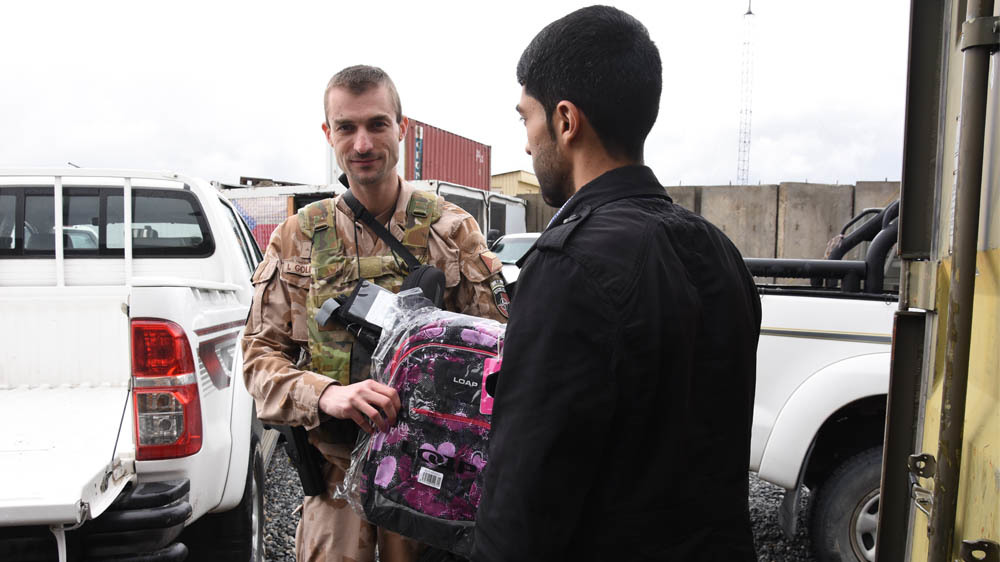 Vojáci 18. úkolového uskupení předali afghánským dětem školní batohy