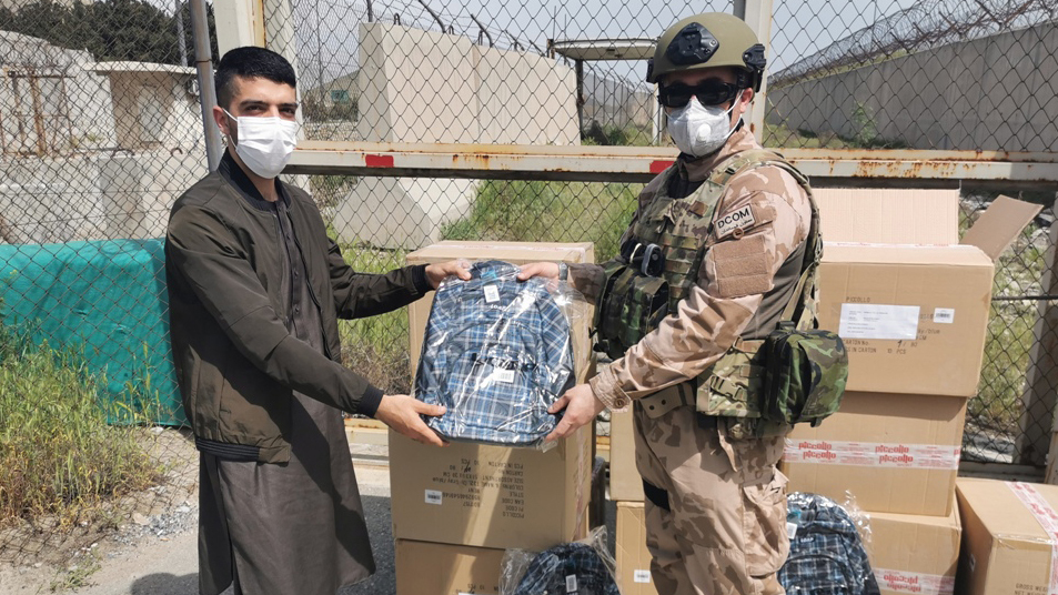 Vojáci 20. úkolového uskupení předali afghánským dětem školní potřeby