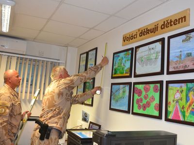 Četaři J. Š. a P. H. při instalaci výstavy
