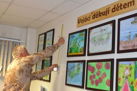 Vojáci v Kábulu z obrázků od českých dětí vytvořili výstavu ve společné místnosti