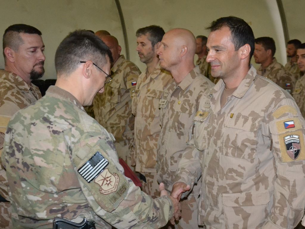 Plukovník William E. Courtemanche dekoruje vojáky medailí NATO Non-Article 5 za službu v misi Resolute Support
