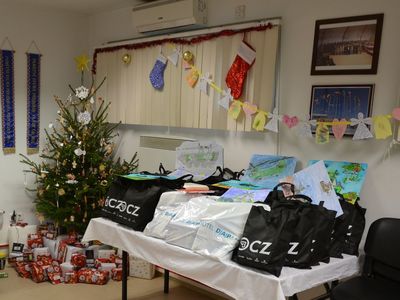 Pod stromeček českých vojáků dorazily balíčky od náčelníka Generálního štábu AČR, Volarezy, Asociace obranného průmyslu, Vojenské zdravotní pojišťovny i tzv. „care packages“