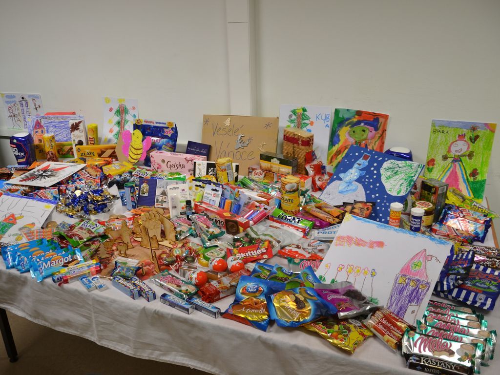 "Care packages“ tvoří nejen drobné dárky k přímé spotřebě, ale především obrázky a vzkazy dětí z ČR