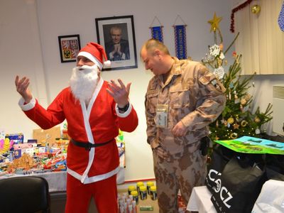 U stromečku se kromě mnoha dárků objevil i všudypřítomný Santa Claus