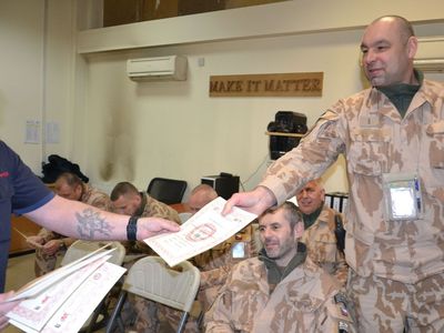 Za úspěšné absolvování kurzu vojáci obdrželi certifikáty. 