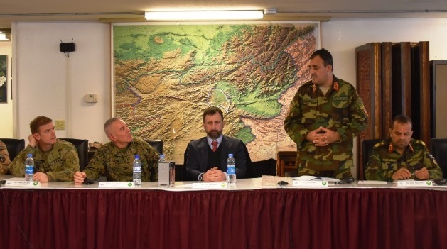 Afgánský generál major Safiullah Safi během svého děkovného projevu na slavnostním ceremoniálu k předávání zdravotnického vybavení v Jirga centru na základně Bagram. 